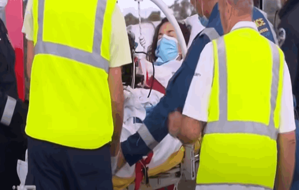ONA STVARNO IMA SVOG PRINCA: Goloruk na ajklulu kako bi sapasao suprugu (VIDEO)